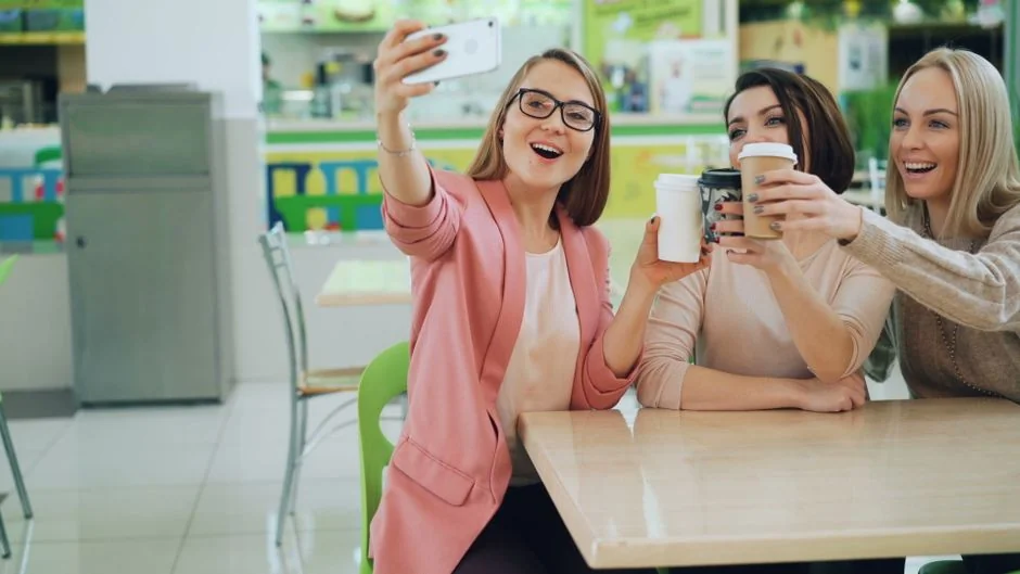 Des surligneurs lumineux sur une note de contenu généré par les utilisateurs, posés sur un bureau en bois.